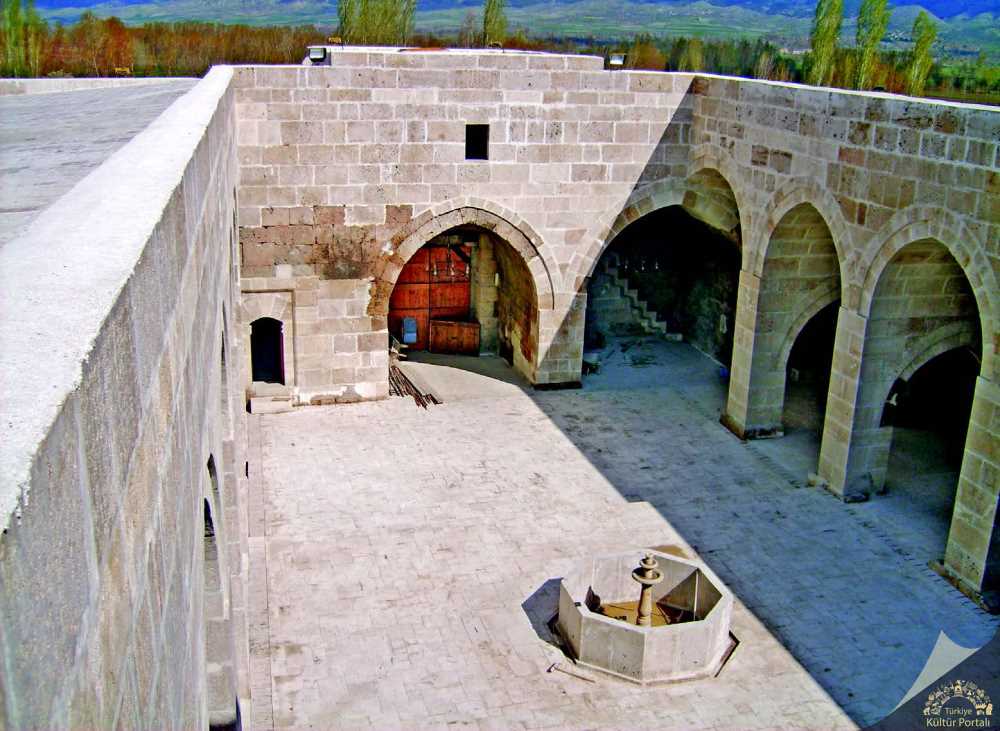 Mahperi Hatun Kervansarayı - Tokat