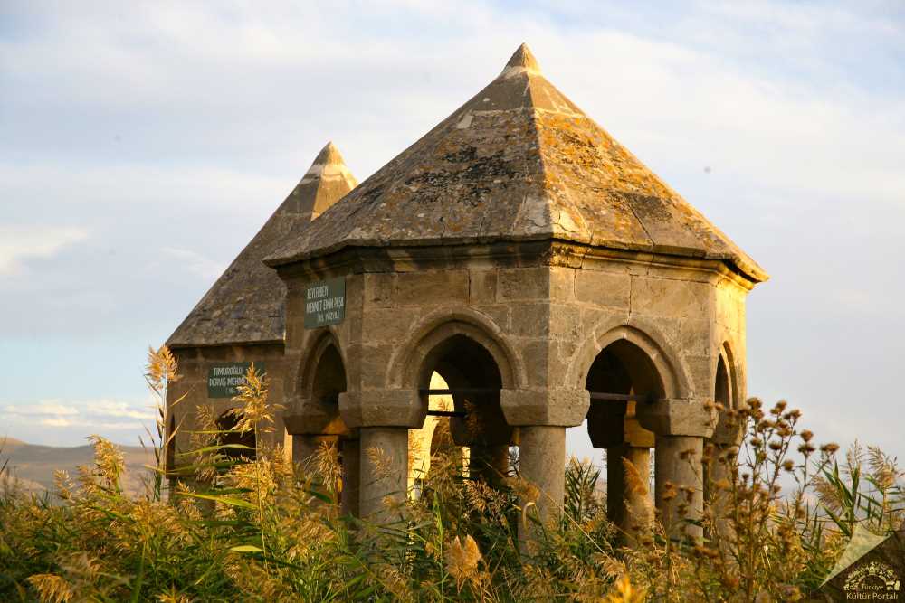 İkiz Kümbetler - Van